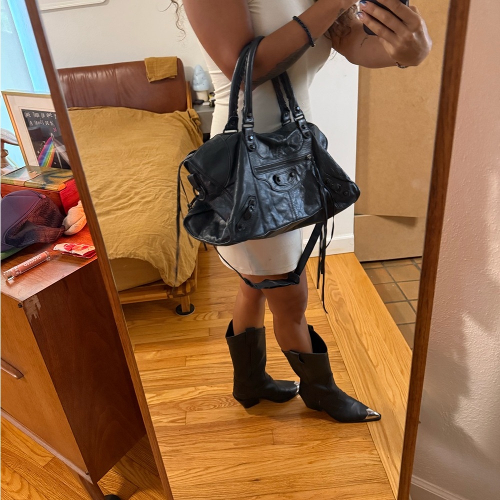 Elegant Black Leather Handbag - Picture 9 of 10